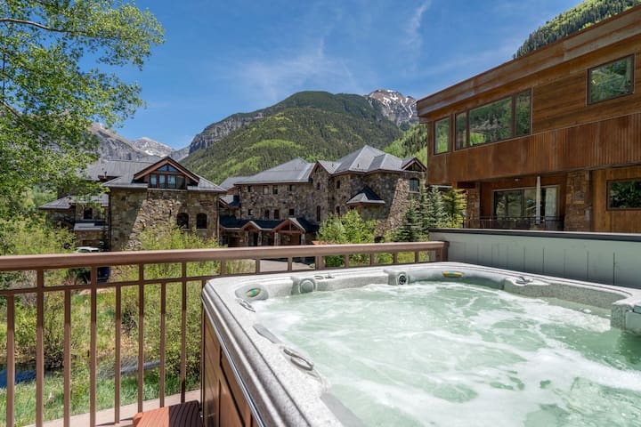 Private Hot Tub + Huge Views + Downtown + Parking!
