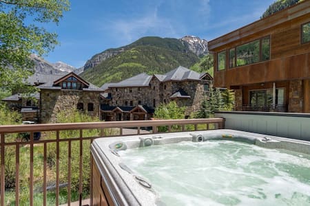 Private Hot Tub + Huge Views + Downtown + Parking!