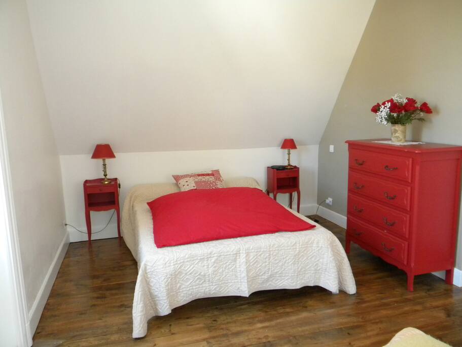 Grande chambre avec 1 balcon et 1 fenêtre chien assis(1 lit en 140 et 1 lit en 90)