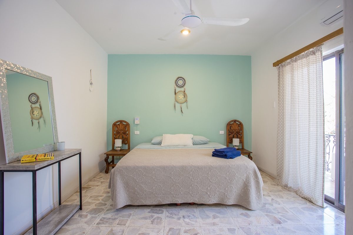 Veľká manželská posteľ s klimatizáciou a vlastnou kúpeľňou