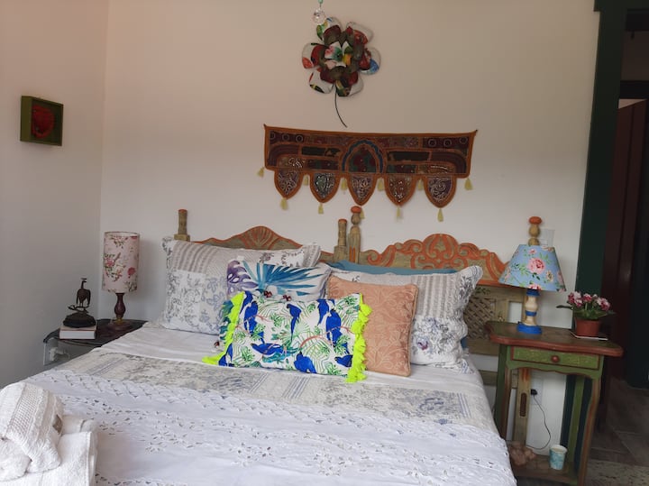 כריות נוצות איכותיות, מצעים  ומגבות רחצה 