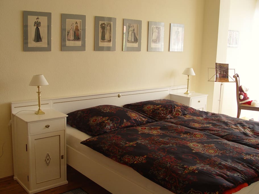 Geräumiges Schlafzimmer mit Doppelbett