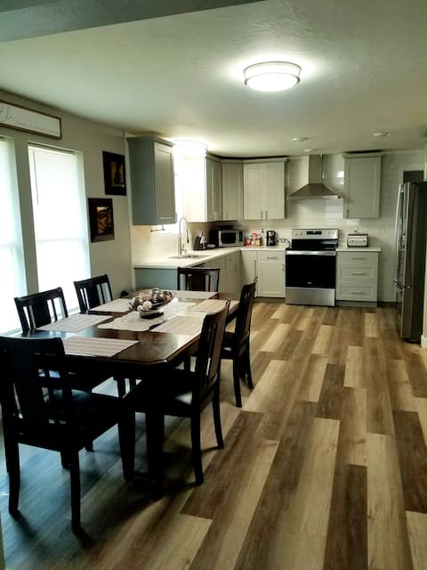 Cheerful 3 Bedroom
Home with Fully Fenced Backyard