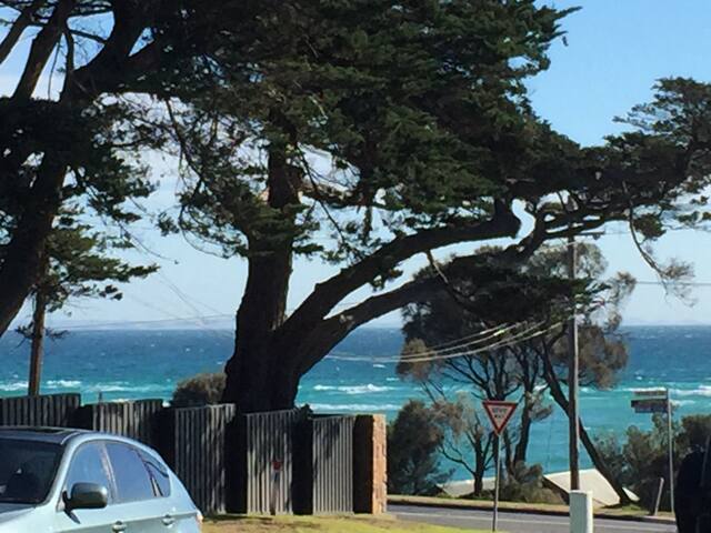 Barefoot Beach House- 40 Sec walk to Beach gallery image 2