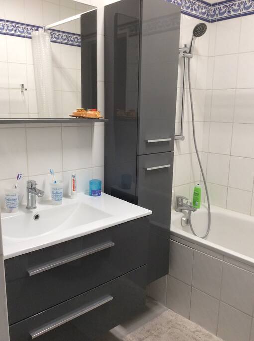 accès a la salle de bain de façon privative, grande luminosité