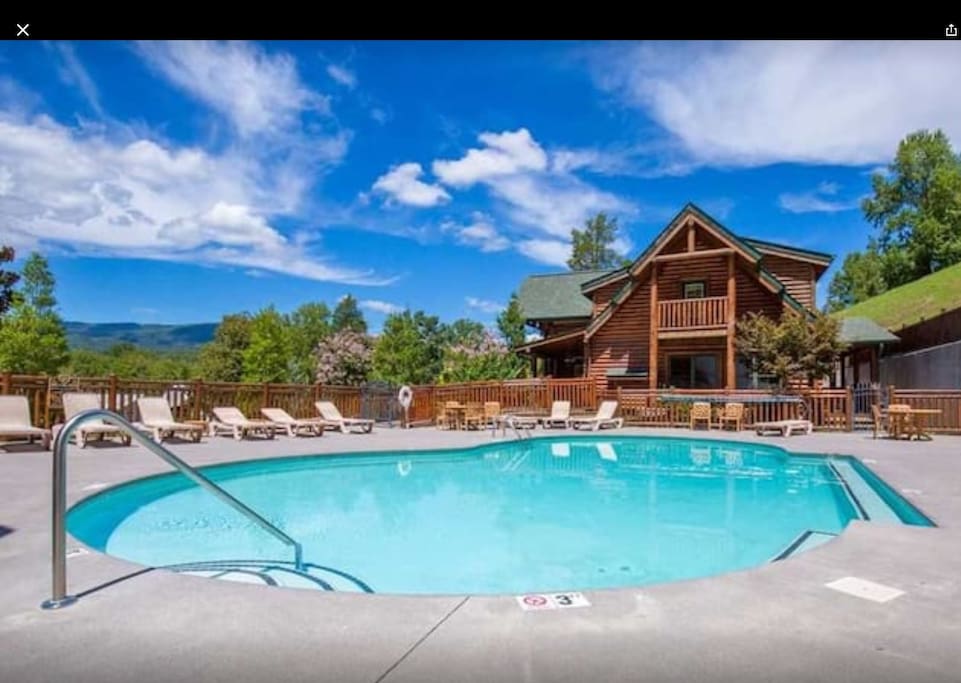 Resort swimming pool (seasonal)