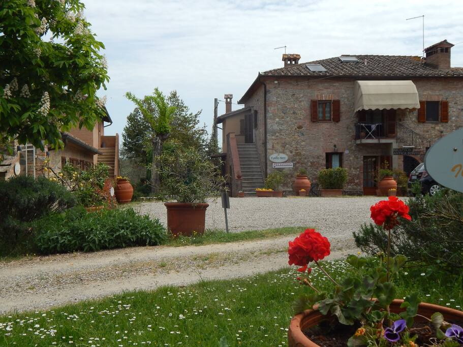 Il casale con il parcheggio