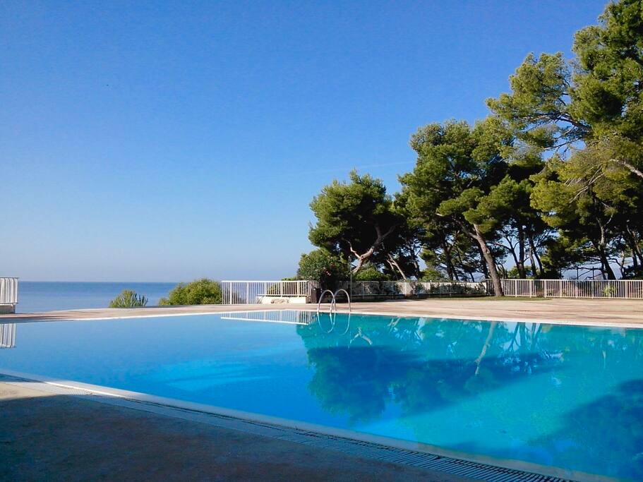 piscine 25 X 10 "miroir", la mer en prolongement visuel