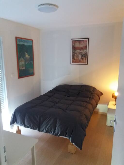 chambre individuelle avec lit double avec accès direct au jardin.