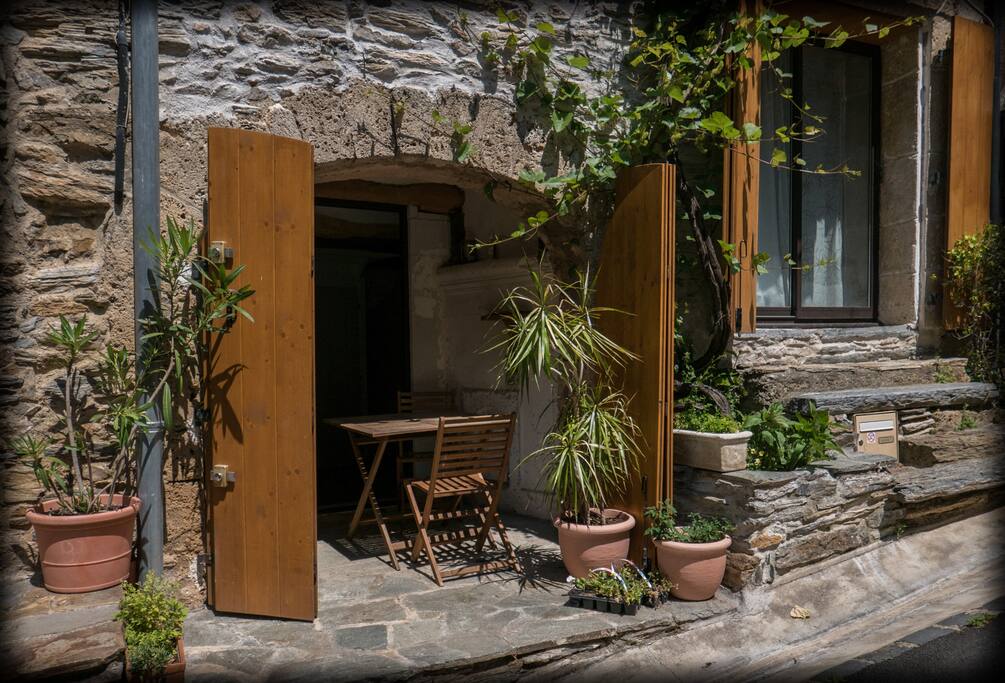 Le petit coin terrasse à côté de l'église