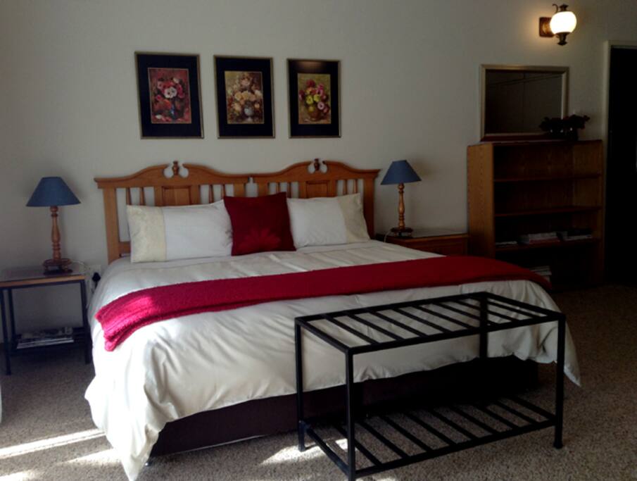 Bedroom - Queensize bed