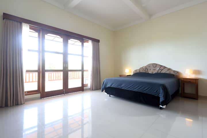 غرفة نوم رئيسية كبيرة (8 م × 6 م) في الطابق الثاني مع شرفة خاصة (8 م × 6 م) 