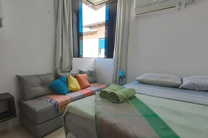 Chumba kilicho na kitanda cha sanduku mbili, kitanda cha sofa na kiyoyozi