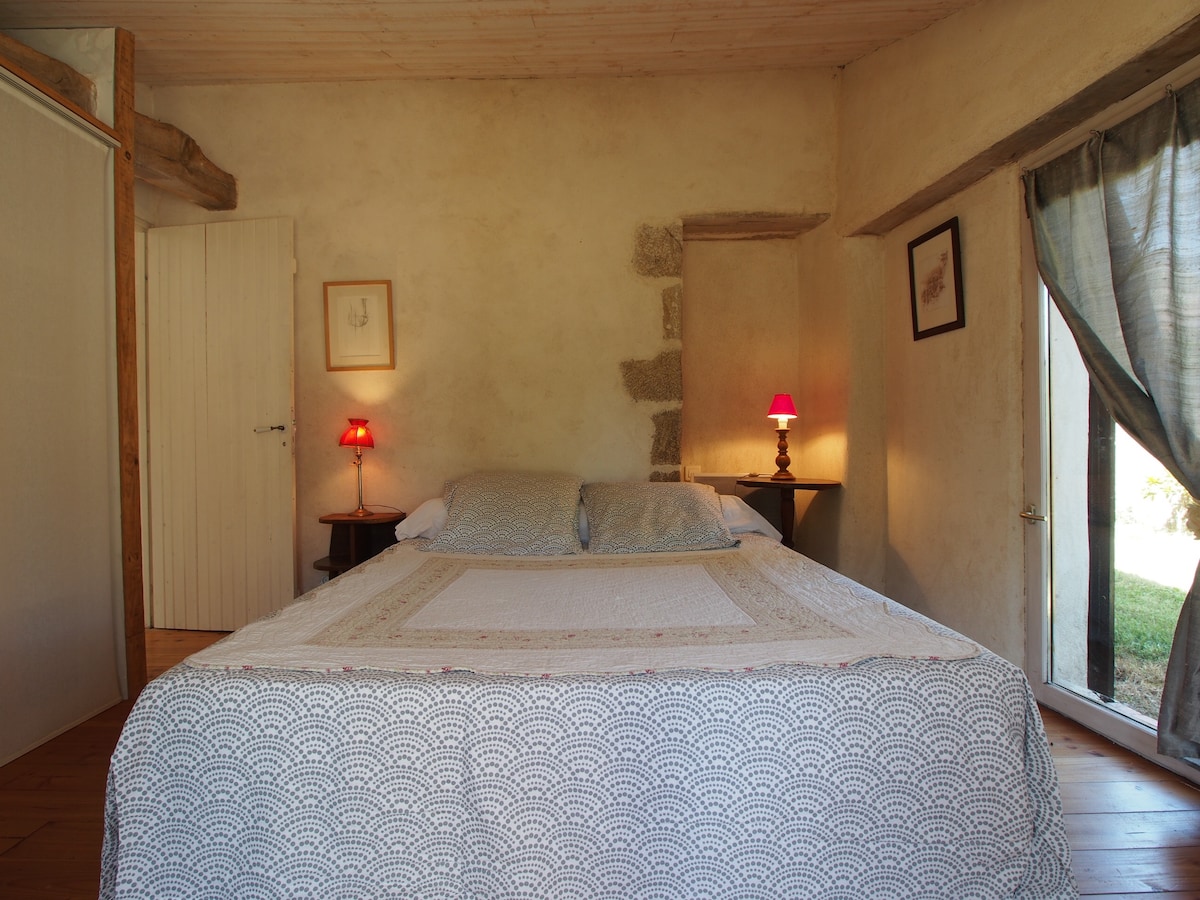 sovrum 1 säng 160 med utsikt över östra och norra landsbygden