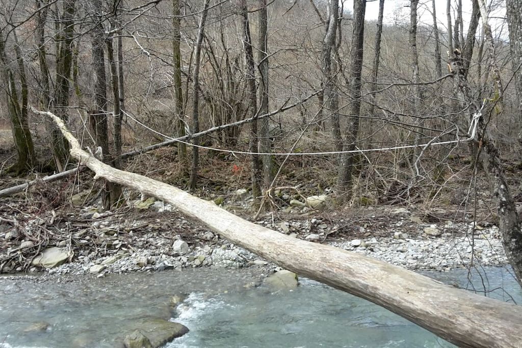 200 metri di strada bianca ed ecco un ponticello naturale (ma veniamo a prendervi col fuoristrada )