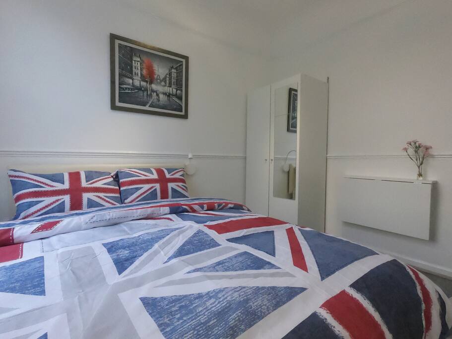 Double Bedroom, Fitted Wardrobe, Drop Leaf Table / Study