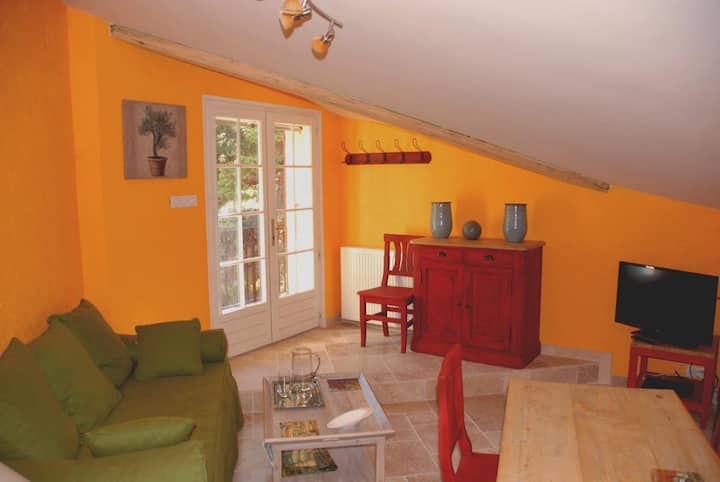 Obývačka zariadená v teplých farbách Provensalska