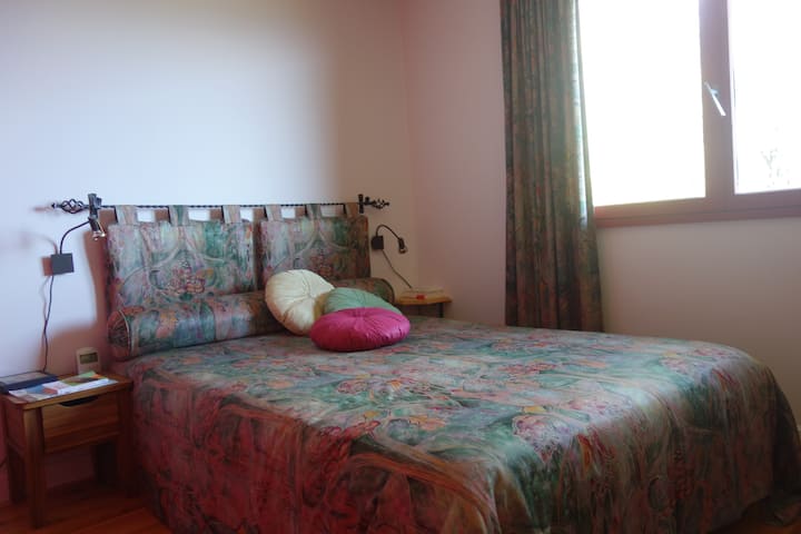 ห้องนอนแรกพร้อมเตียงคู่ขนาด 140 x 190