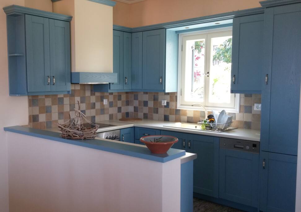 The fully equipped kitchen