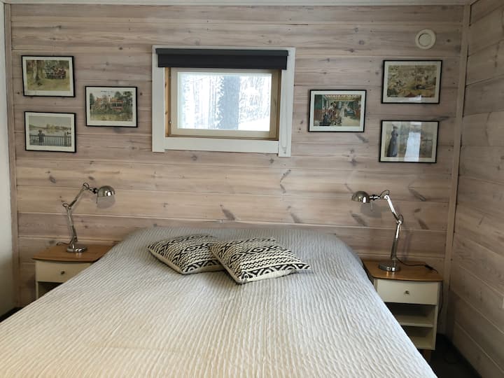 Dormitorio 3 en un granero (edificio separado, a unos 20 metros de la cabaña principal), 2 camas de 90 cm de ancho. Se pueden separar o mantener juntos.