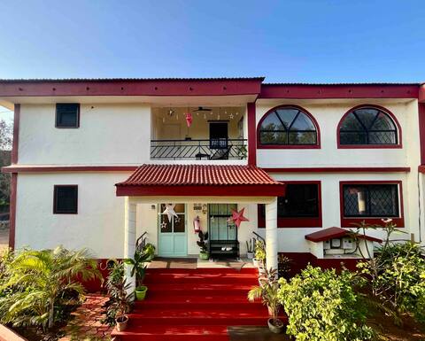 The Green Door Villa-Zalor, 500mtrs to Zalor Beach