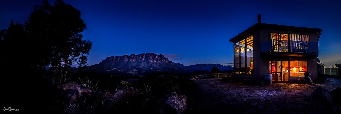 Eagles Nest I Honeymoon Stay-spas & mountain views gallery image 4