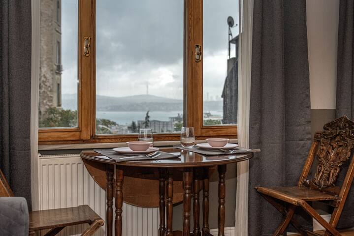 Designer 3BR/2BA/ACTerrace w/ Iconic Istanbul View gallery image 3