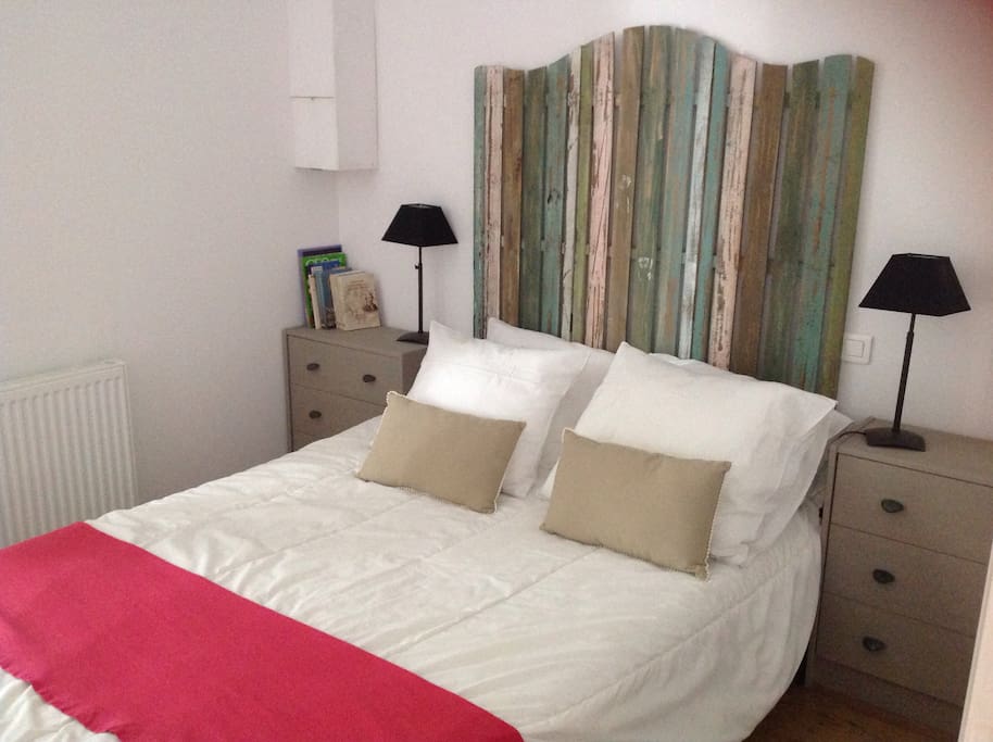 Chambre 2, agréable contiguë avec la chambre 3 avec laquelle elle partage la seconde salle d'eau