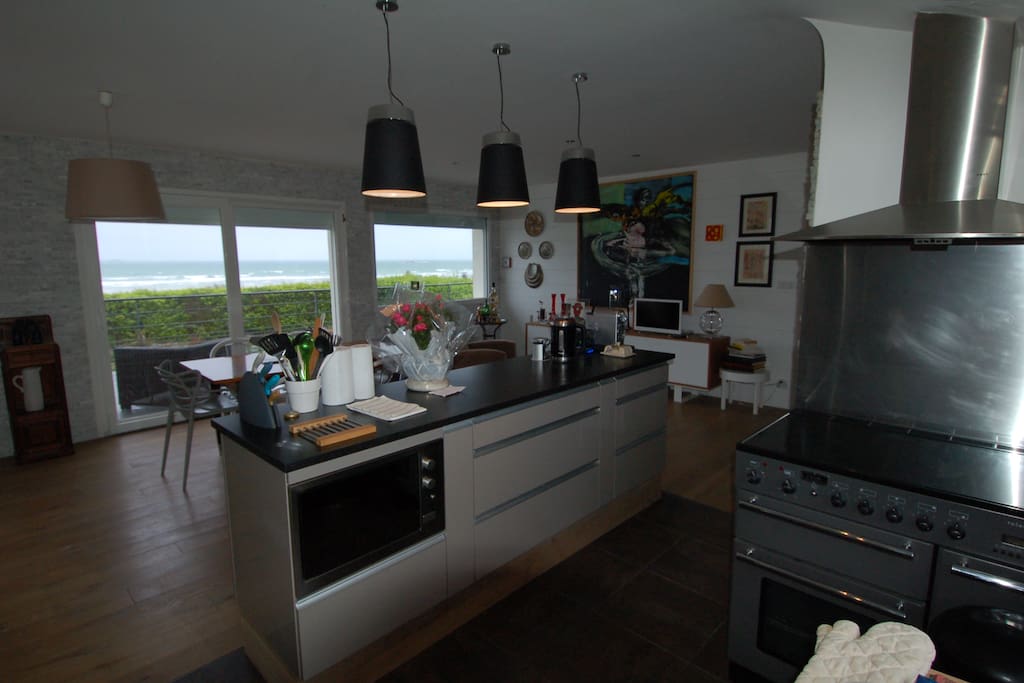 La cuisine, la salle à manger et le balcon, étage