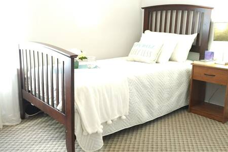 #1 ROOM ON AIRBNB⭐️COME & RECHARGE!⭐️Self Check-In