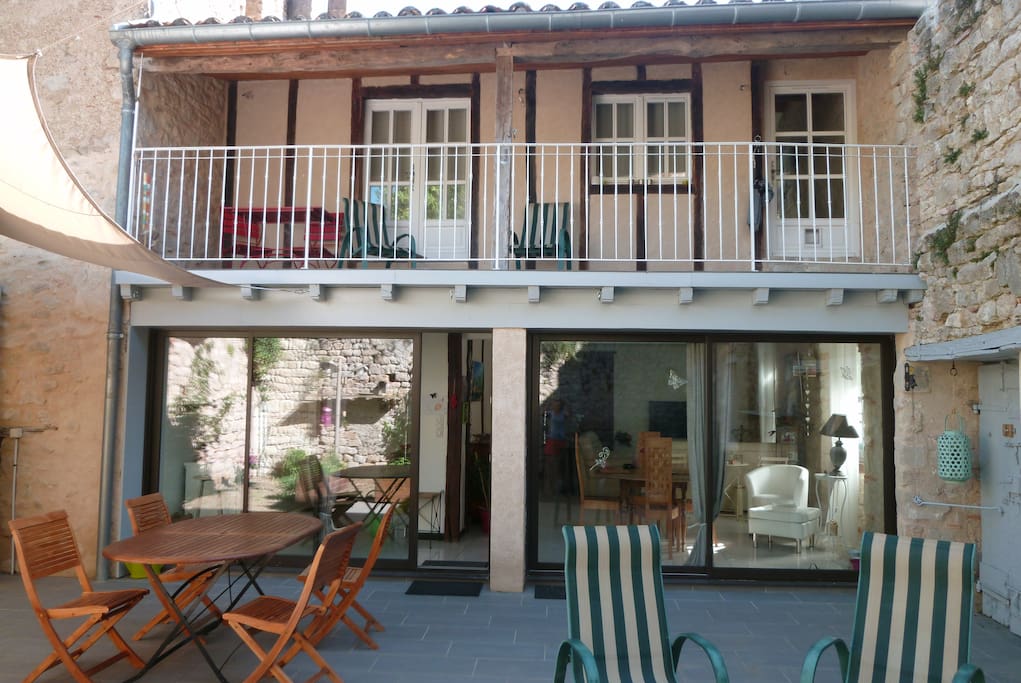 Vue extérieure, balcon avec table et hammac