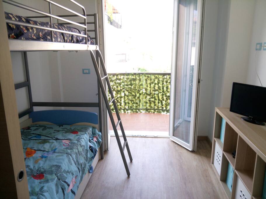Cameretta con letto a castello e letto estraibile