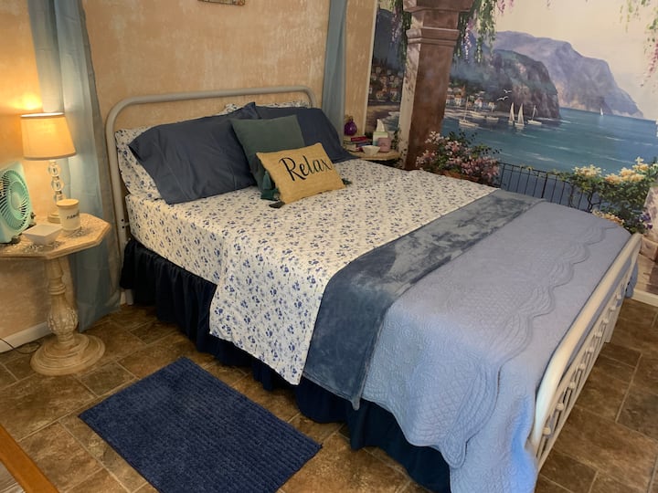 Sleeping Area, Queen Bed with 10”memory foam mattress