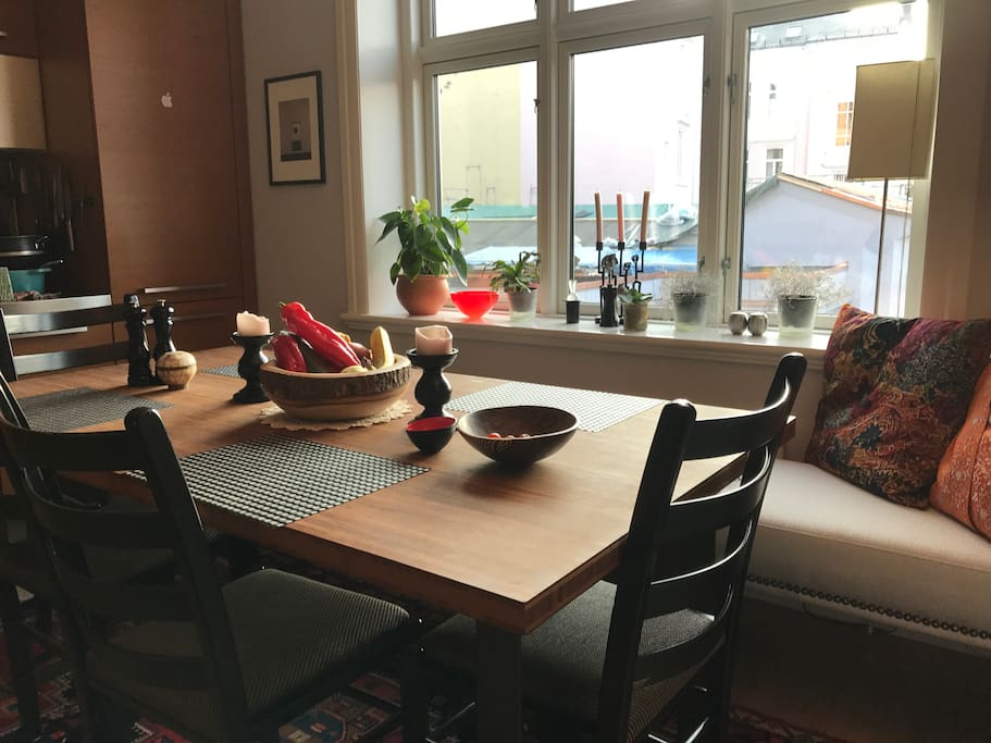 Kitchen/dining table