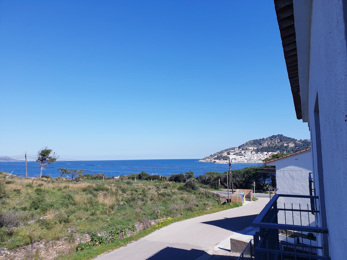 Annonce Airbnb populaire: Garbí, Apartment with terrace and ocean views, M3 à El Port De La Selva