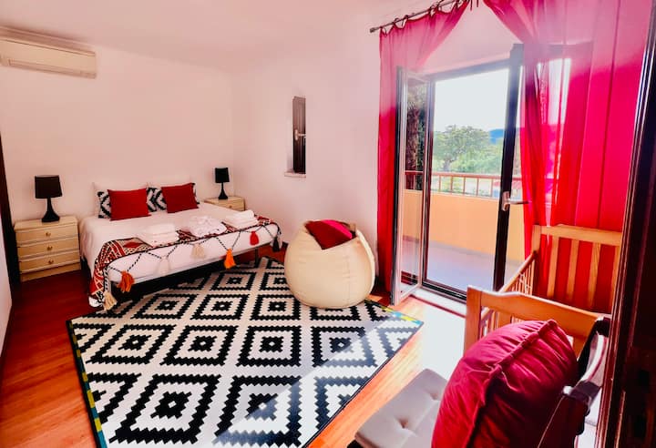 Двокреветна соба со детско креветче и балкон