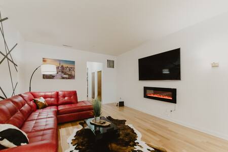 ★Lavish Condo Downtown next to Convention Center★