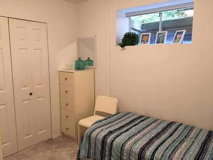 Malá spálňa má jednolôžko/ oddelené  lôžko s veľkým šatníkom a písacím stolom. 