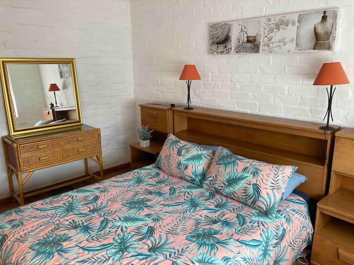 Táto spálňa má vlastnú kúpeľňu a má veľkú posteľ - ktorá má tiež elektrickú prikrývku v zimných mesiacoch - jún až september.