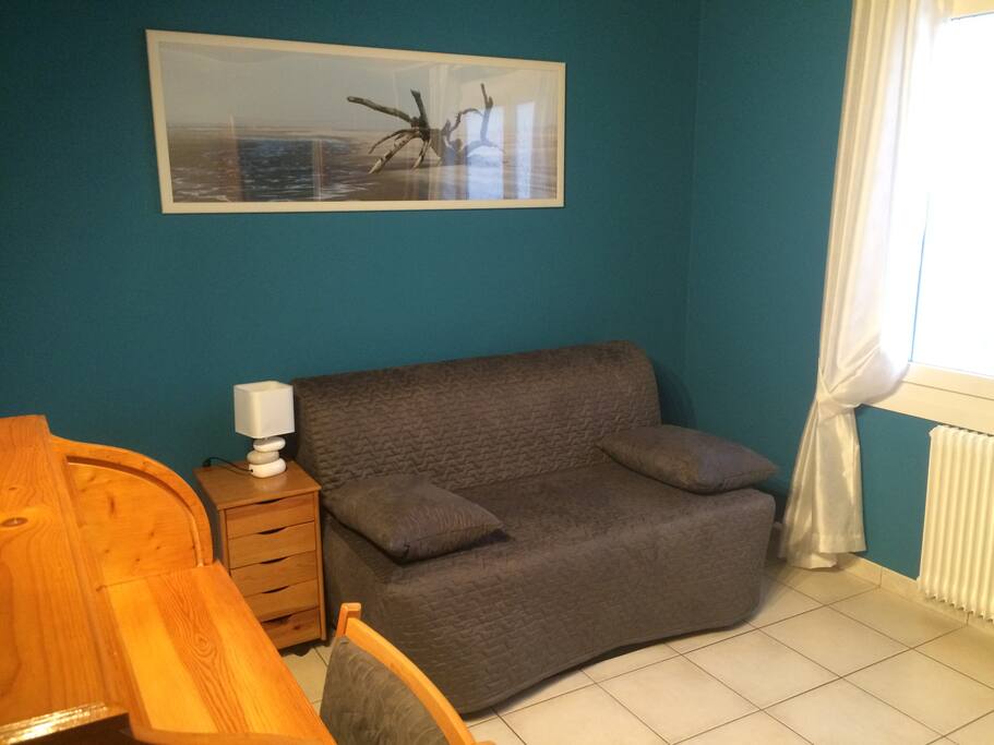 Première chambre paisible avec lit à deux places équipée d'un coin bureau, grande armoire avec penderie et miroir