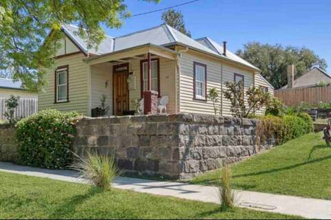 Grenfell Cottage: 1860’s Clunes Artist Retreat