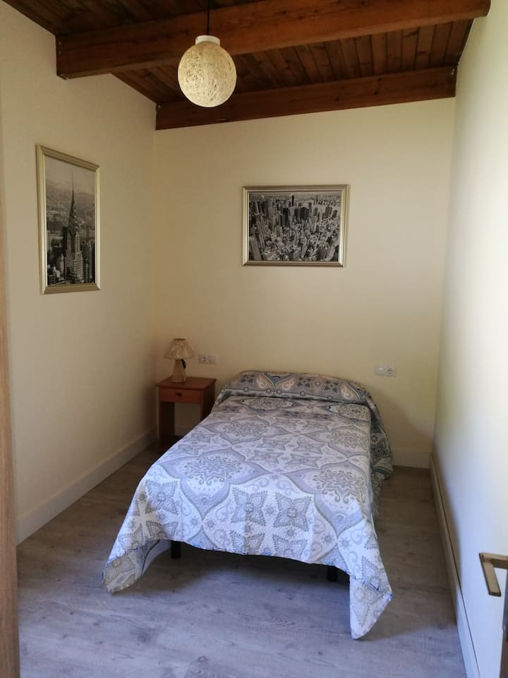 Chumba cha pili, kina kitanda cha 105 au vitanda 90 vya ghorofa.