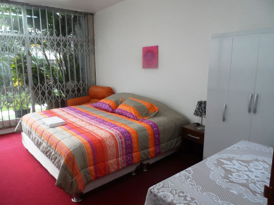 Cama amplia, iluminado