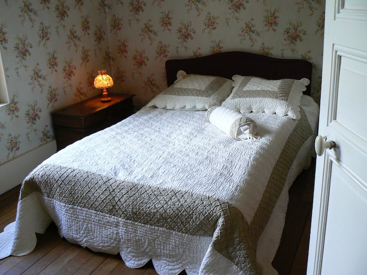 Спалня №2 с мивка и изглед към имота. По - старо спално бельо.