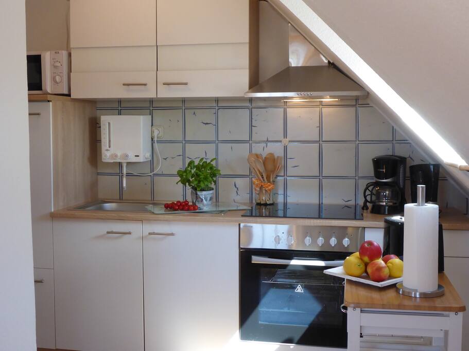 In der Dachgeschoßwohnung haben wir eine komplett neue Küche eingebaut, die mit Kaffemaschine, Backofen, Toaster, Mikrowelle , Wasserkocher und ausreichend Geschirr und Besteck ausgerüstet ist.