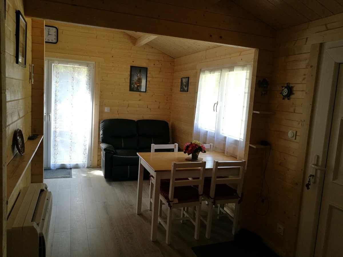Top performing Airbnb: Comfortable chalet 2 km from the beach in Le Verdon Sur Mer