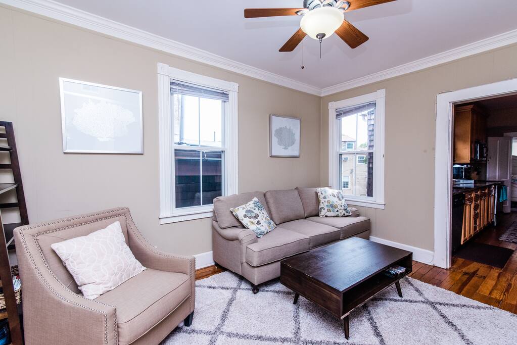 Sit and relax after spending the day exploring downtown Annapolis. Queen size pull out.
