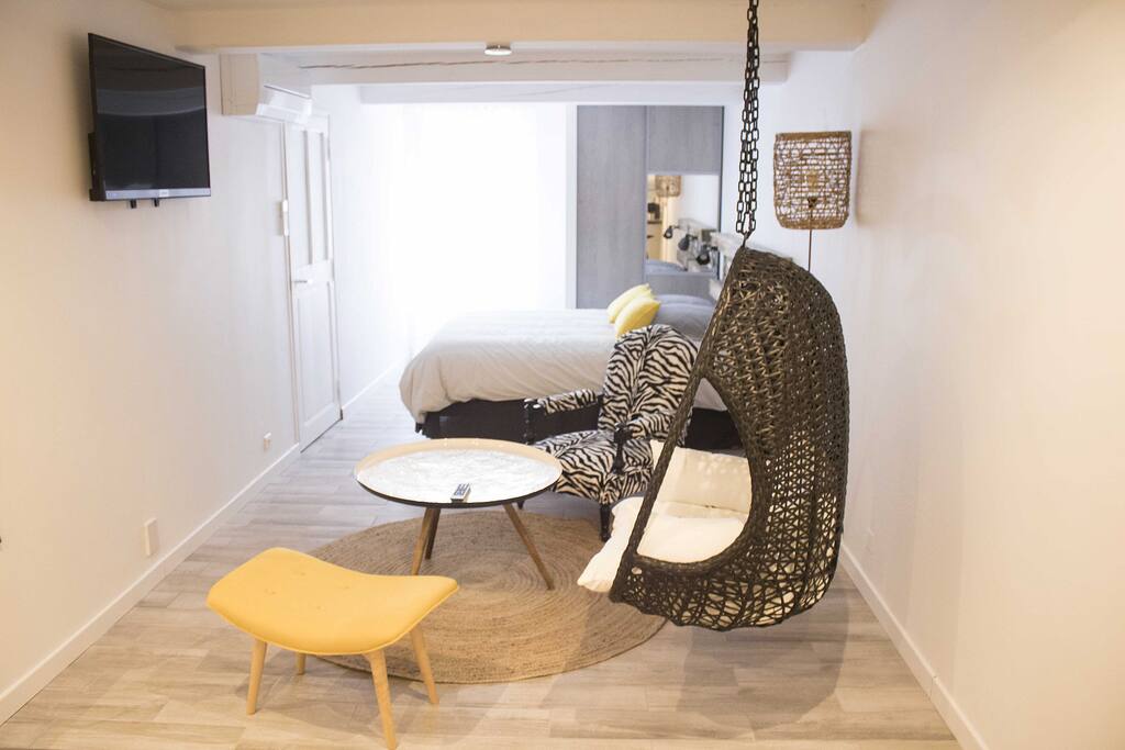 côté salon et lit au fond