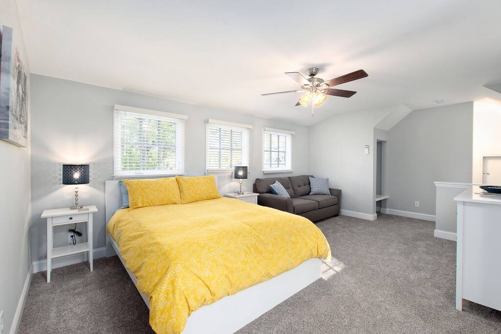Cozy studio space and comfy queen bed