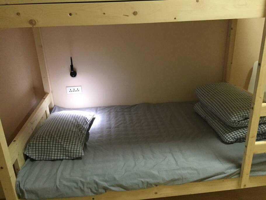 纯实木松木床,安全无甲醛;干净整洁的muji水洗棉布草,舒适卫生;贴心的小台灯和插座,方便易用!